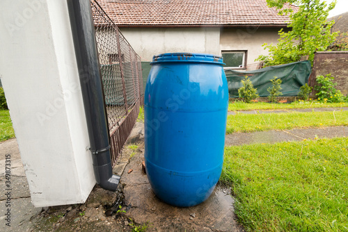 Rynna i plastikowa brudna beczka