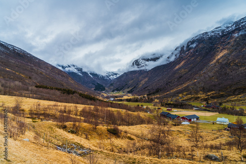 Szczyty górskie pokryte śniegiem w dolinie Hodnalen w Norwegii