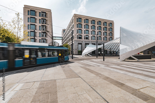 Straßenbahn fährt in Station ein