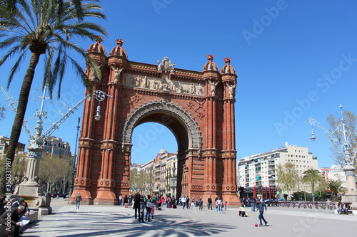 vista esterna edificio monumento storico centro città di Barcellona