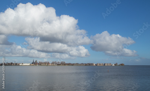 Miasto Hoorn w Holandii Północnej położone nad jeziorem Markermeer.