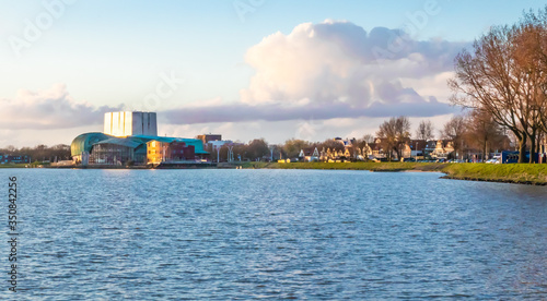 Miasto Hoorn w Holandii Północnej położone nad jeziorem Markermeer.