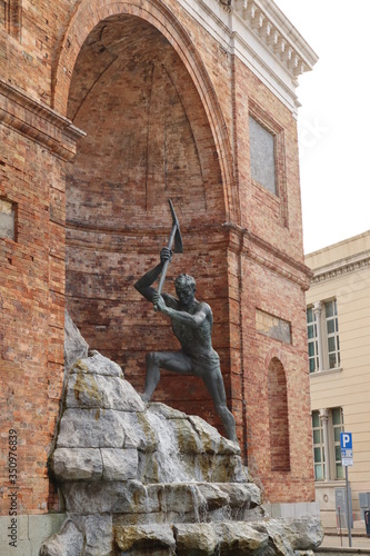 Catanzaro, monumento al Cavatore o Statua del "Cavatore" in piazza Matteotti. Si tratta di un simbolo della città (Calabria, Italia)