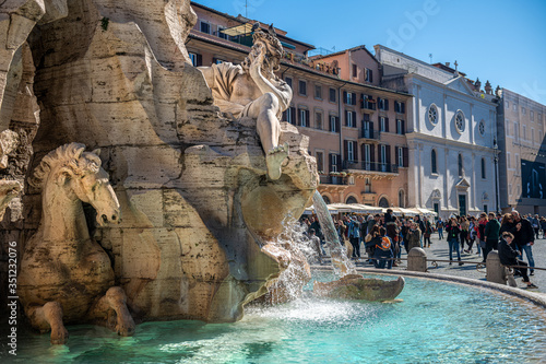 lazurowa woda w fontannie w Rzymie
