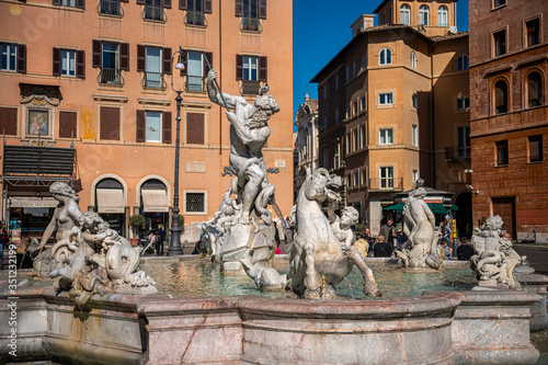 Przepięknie rzeźbione fontanny oraz katedra na Piazza Navonna w Rzymie. Słoneczny letni dzień. Włochy, Europa