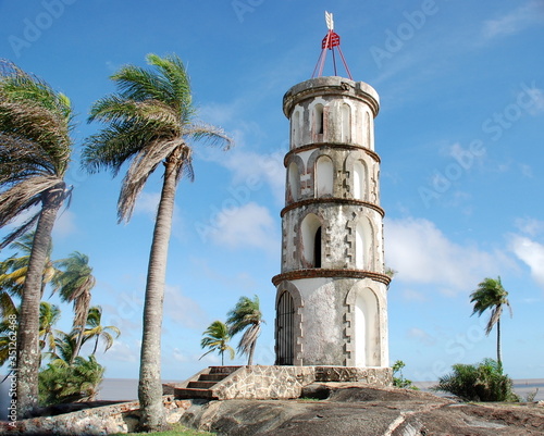 Guyane française, la tour Dreyfus se trouve sur la pointe des rochers à Kourou, elle a été utilisée comme sémaphore pour communiquer avec les îles du Salut via le code morse.