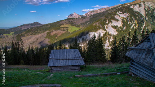 Zabytkowe szałasy pasterskie na Polanie Stoły w Tatrach Zachodnich w Dolinie Kościeliskiej