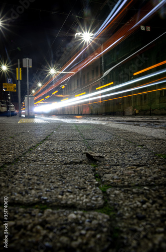 W rozmyciu świateł nocnej ulicy