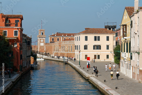 Widoki Wenecji, z kanałami, łodziami i starą architekturą.