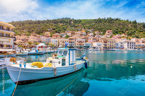 Der idyllische Hafen von Gytheio auf dem Peloponnes in Griechenland mit Fischerbooten, smaragdgrünem Meer und Sonnenschein
