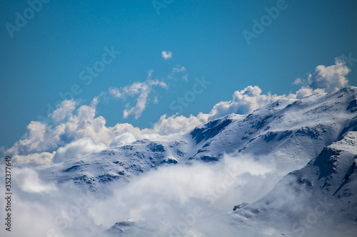 Montañas nevadas de la Cordillera de los Andes en un día soleado después de la tormenta