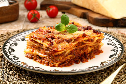 lasagna con ragu' di carne e formaggio