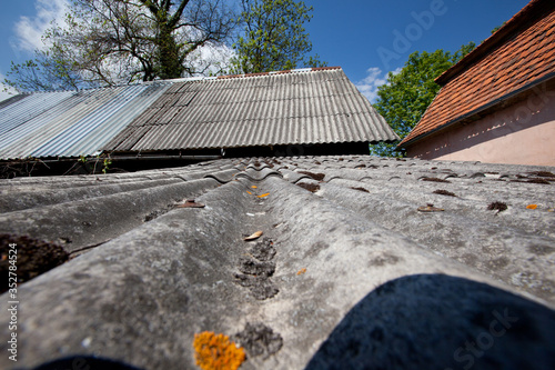 Dach z azbestu, blachy i dachówki.