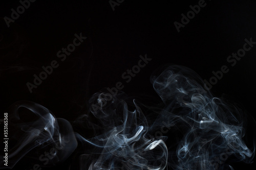 dym z kadzidełka na czarnym tle