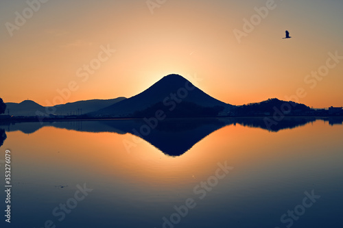 讃岐富士。その昔、香川県は讃岐（さぬき）と呼ばれていたが、讃岐を代表する名山である。おにぎりの形をしていることから飯野山とも呼ばれる独立峰。標高422ｍ。
