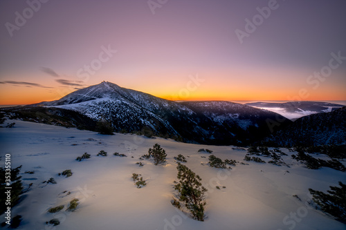 Wschód słońca pod Śnieżką w Karkonoszach w Polsce. Sunrise at Śnieżka in the Karkonosze Mountains in Poland