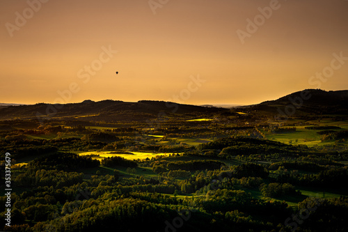 Zachód słońca z balonem w Rudawach Janowickich w Polsce. Sunset with a balloon in Rudawy Janowickie Mountains in Poland.