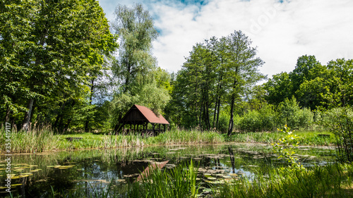 Szopa stojąca nad stawem w parku