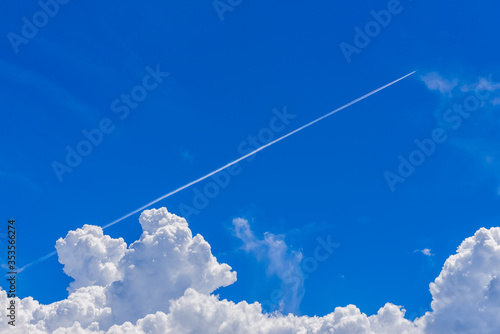 飛行機雲と夏空