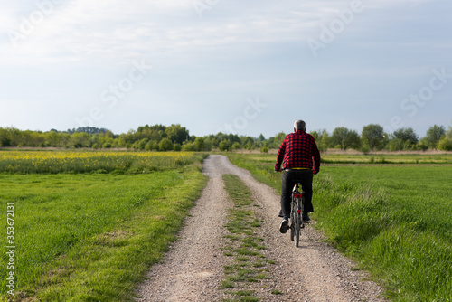 Człowiek na rowerze w polu