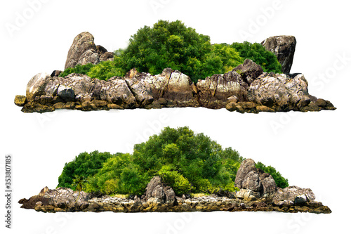 Drzewa. Góra na wyspie i skałach. Odizolowywający na Białym tle