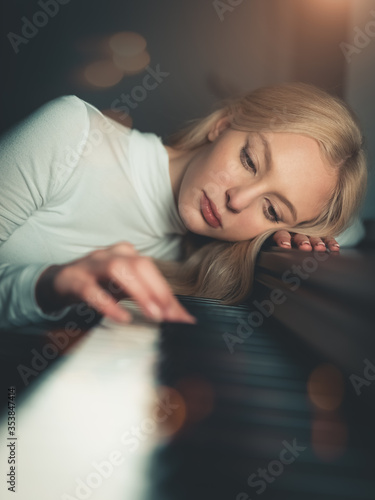 Dziewczyna blond włosy przy fortepianie