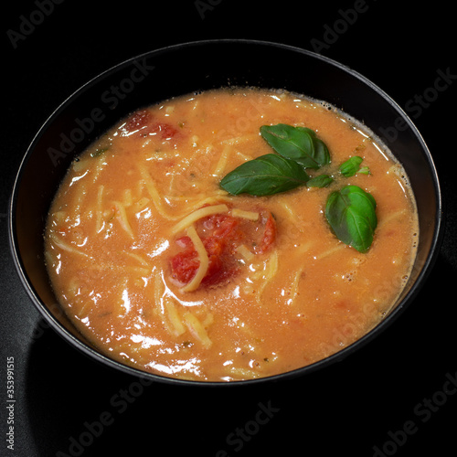 zupa pomidorowa z makaronem, pomidorowa, zupa, jedzenie, posiłek, jarzyna, dania, obiad, gotowanie, gorąco, lunch, zdrowa, czerwień, bulion, jarzyna, pomidor, przepyszny, tradycyjny, makaron, bazylia