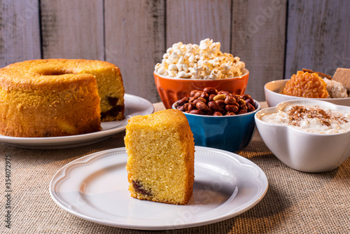 June party. Typical sweets from festa junina. Popcorn, hominy, paçoca, cocada, pumpkin jam, and peanuts. Featured cornmeal cake. 