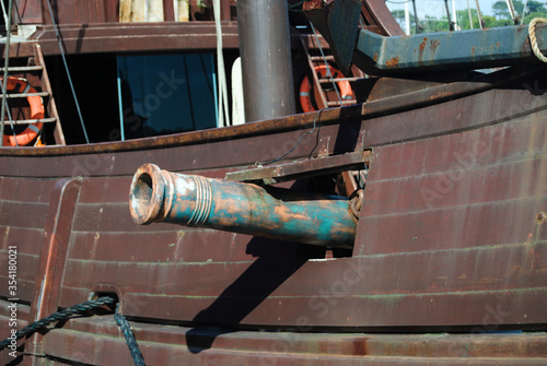Pormenor de canhão na lateral de um barco pirata