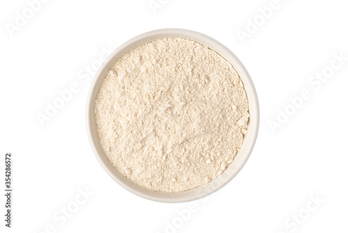 Mąka orkiszowa w misce widok z góry, wyizolowane białe tło