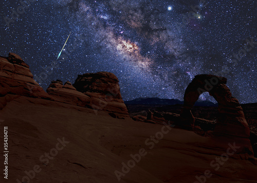 Milky Way night sky in Arches National Park, USA - Łuk skalny w Parku Narodowym Arches i Droga Mleczna na nocnym gwieździstym niebie w bezksiężycową noc.