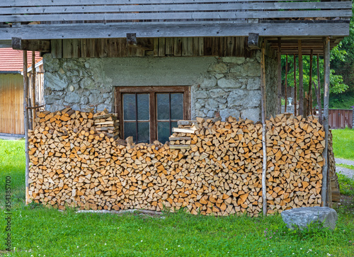 Haus mit frisch gestapeltem Brennholz in Bayern