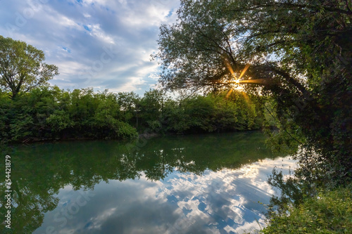 Raggi di sole al tramonto sul fiume