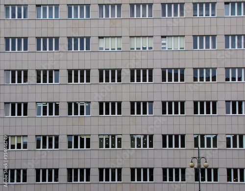 Fasada budynku z oknami w Katowicach, dawny wydział filologii Uniwersytetu Śląskiego