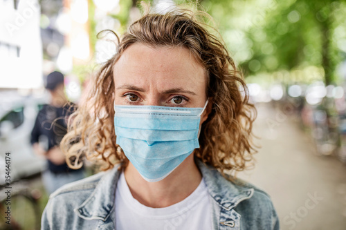 junge Frau mit Mundschutz, Maske, Corona, Covid 19