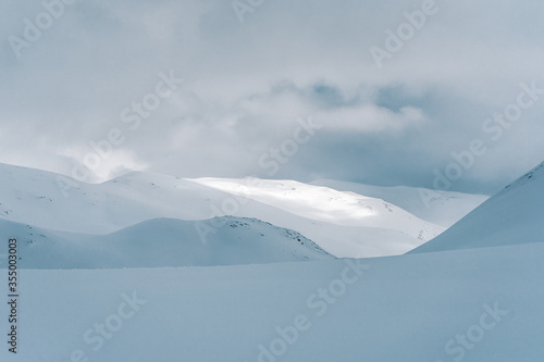 Szczyty gór pokryte śniegiem