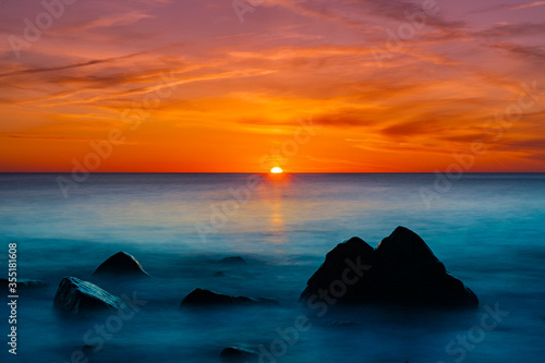 Prachtvoller Sonnenuntergang am Meer