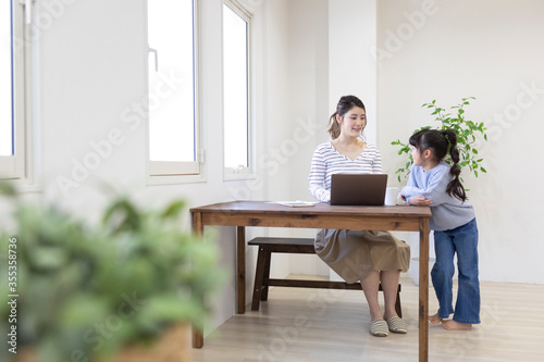 自宅で仕事をする妊婦さん