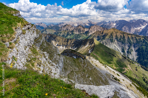 Panoramablick vom Gipfel des Schafreuter Richtung Süd-Ost: Karwendel / Österreich