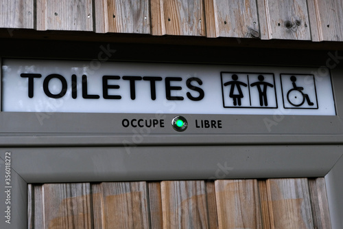 Détail de toilettes publiques indiquant si elles sont libres ou occupées