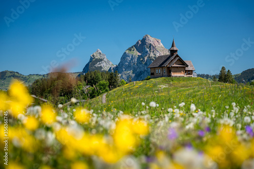 Bergkapelle Stoos vor dem Mythen im Bergsommer