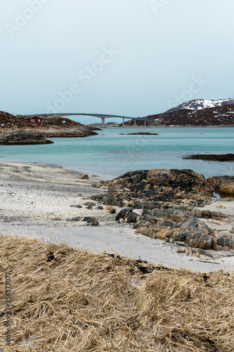 Norweska wyspa Sommaroy - widok na most prowadzący na wyspę