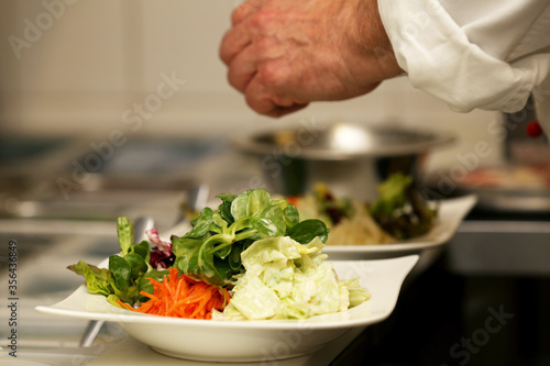 Ein Küchenchef bereitet ein Gourmet-Menü in einem deutschen Restaurant zu