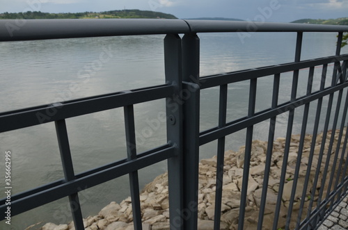 balustrady z nierdzewki , poręcze ze stali nierdzewnej , wyroby ze stali nierdzewnej , polerowana stal , poręcze , konstrukcje stalowe , stalowe konstrukcje , poręcze metalowe