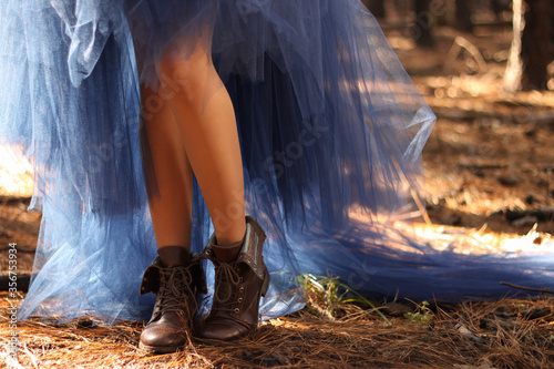 Pernas de mulher com botas e tule azul