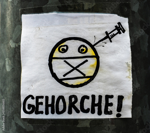 Gehorche Smiley Impfgegner Protest