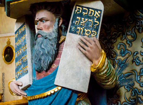 Rzeźba Abrahama trzymającego Dziesięć Przykazań