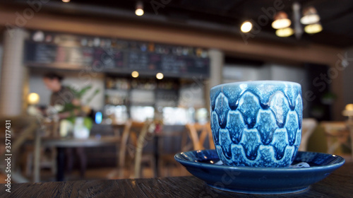 ein Close-up einer blauen Kaffeetasse in einem modernen Café in Tallinn Estland
