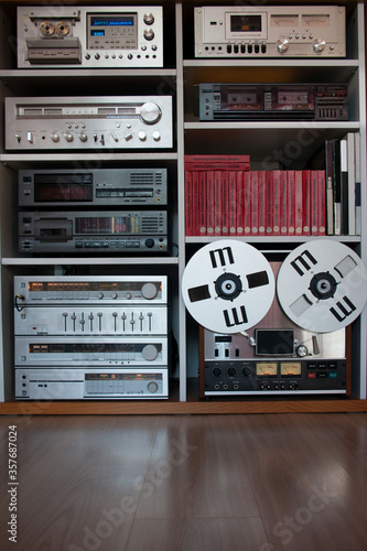 Domowy zestaw do słuchania muzyki nagranej na różnych nośnikach, domowe studio muzyczne