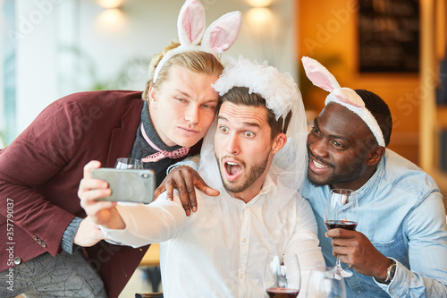 Freunde feiern Junggesellenabscheid und machen Selfie